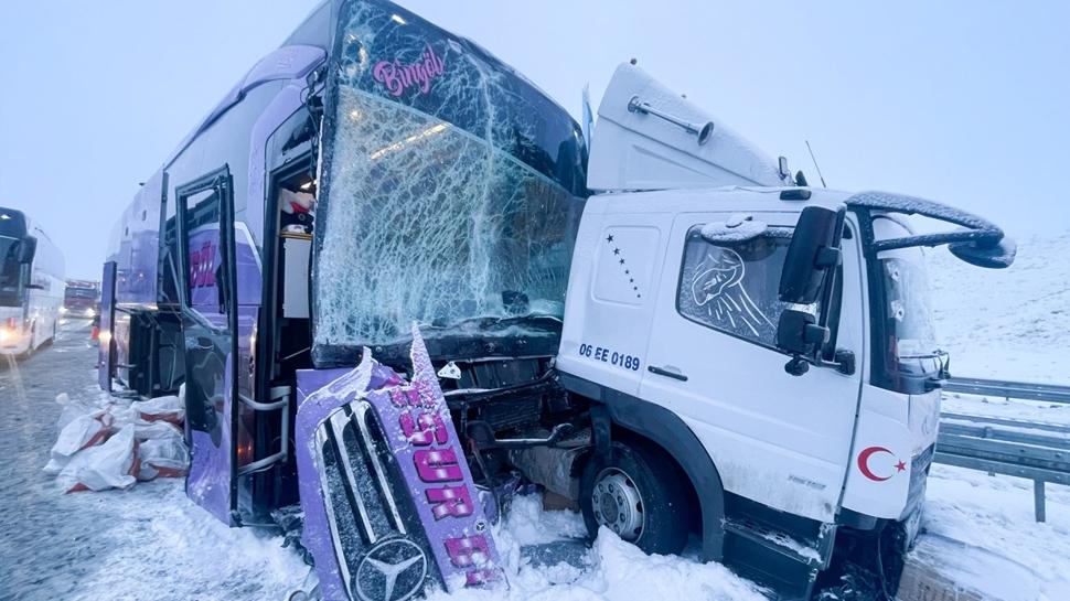 Sarıkamış'ta can pazarı! Yolcu otobüsü kamyona çarptı