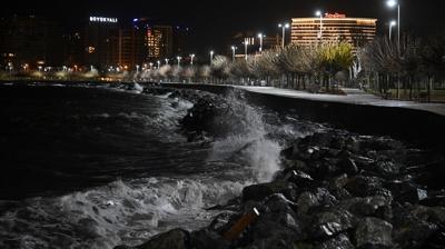 �stanbul'da lodos alarm�: Sahilde tekneler savruldu