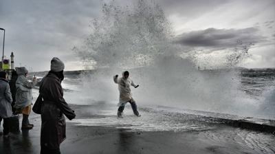 �stanbul'da �iddetli ya�mur! Ev ve i� yerlerini su bast�