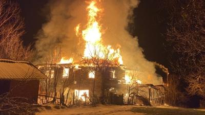 Karab�k'te korkutan yang�n: 2 katl� ah�ap ev k�le d�nd�