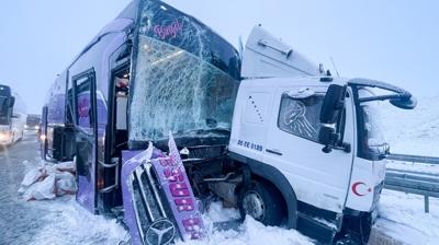 Sar�kam��'ta can pazar�! Yolcu otob�s� kamyona �arpt�