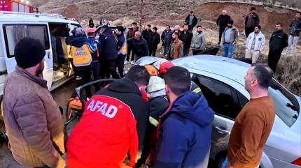 Aksaray'da feci kaza: Minib�sle otomobil kafa kafaya �arp��t�, 6 yaral�!