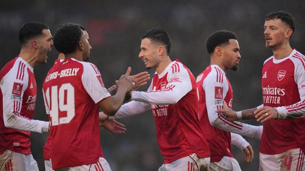 Arsenal kupada farklı turladı