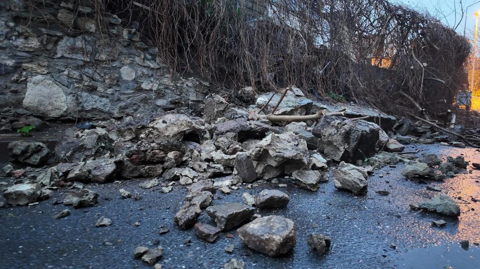 Fatih'te boş bir arazideki istinat duvarı çöktü