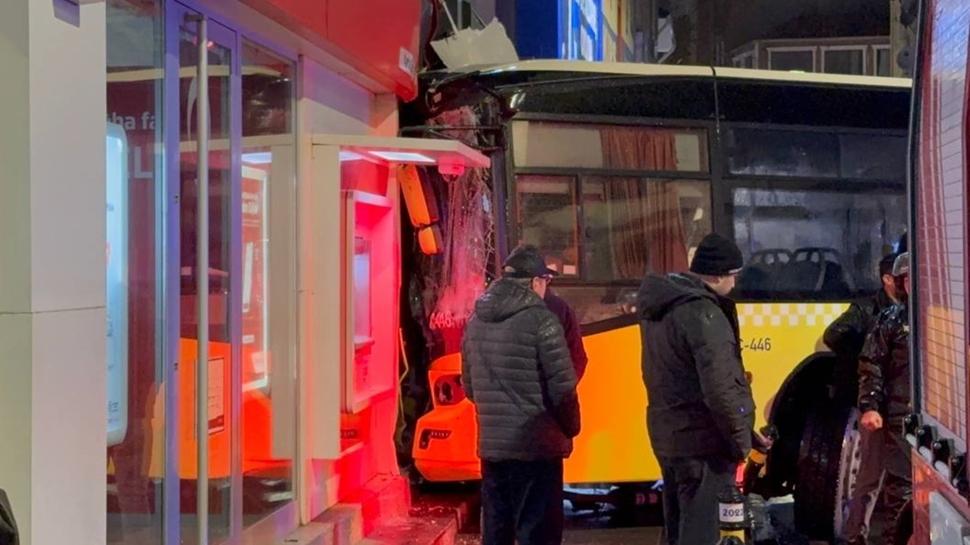Kartal'da feci kaza! İETT otobüsü binaya çarptı: 6 yaralı