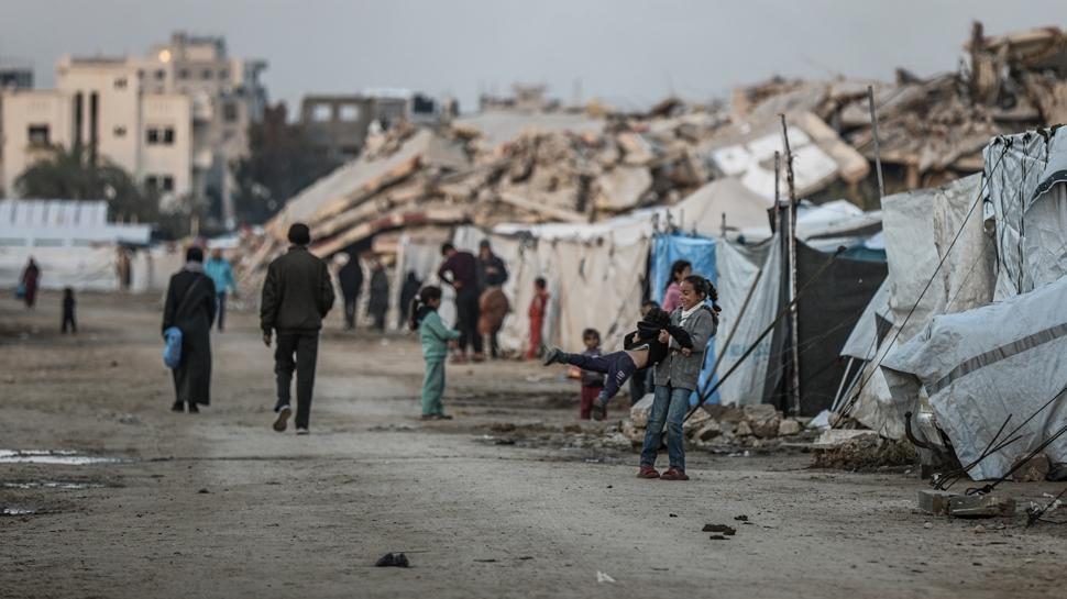 Katil İsrail Gazze'ye saldırmaya devam ediyor