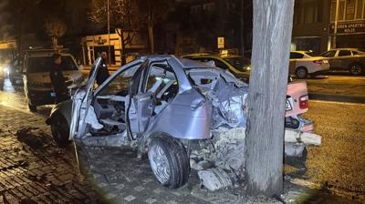 Bursa'da korkutucu kaza! Kontrolden ��kan otomobil a�aca �arpt�: A��r yaral�lar var