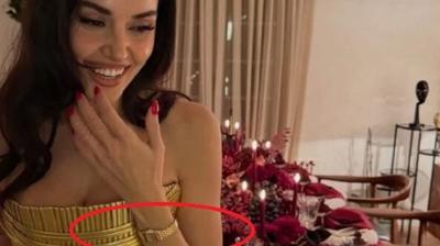 'Sabanc� olmaya ihtiyac�m yok' dedi... Saatinin fiyat� dudak u�uklatt�!