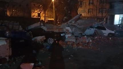 Bursa'da etkili olan lodos duvar� devirdi: 10 ara� hasar ald�