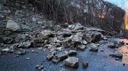 Fatih'te bo� bir arazideki istinat duvar� ��kt�