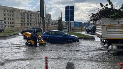 �stanbul'da sa�anak ve f�rt�na: Ev ve i� yerlerini su bast�