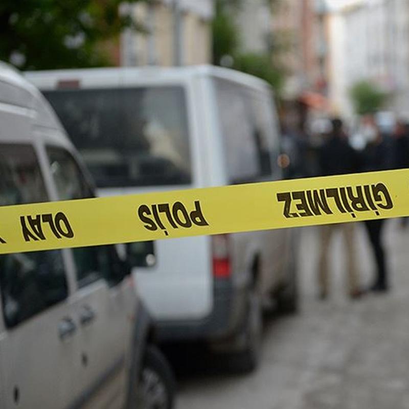 Zeytinburnu'nda siteye b�rak�lan kargo paketi patlad�: 2 ki�i yaraland�