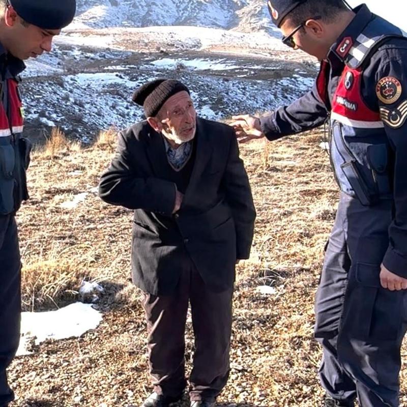 Kay�p Alzaym�r hastas� da�da gezerken bulundu: �Aya��m �amur� diyip araca binmek istemedi