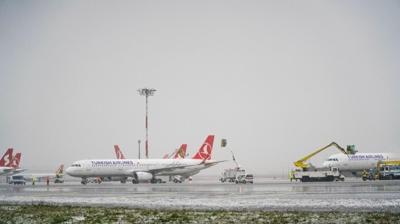 �stanbul Havaliman�'nda pistteki kar miktar� anl�k takip ediliyor
