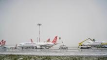 �stanbul Havaliman�'nda pistteki kar miktar� anl�k takip ediliyor