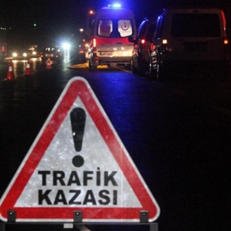 Yolcu otob�s� kamyona �arpt�: 4 ki�i yaraland�