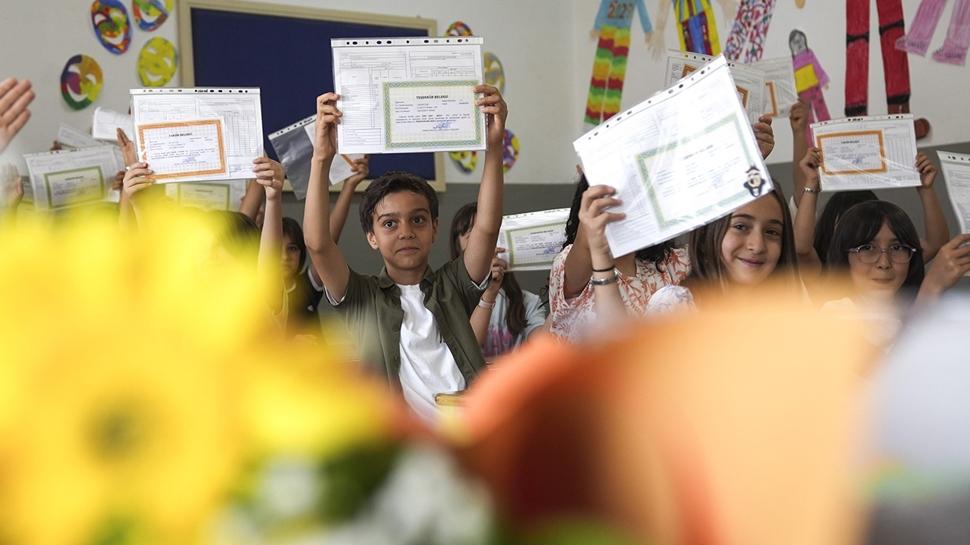Öğrencilerin yarıyıl tatili başlıyor! Karne zili çalacak