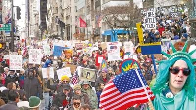 ABD'de Ice'ye �fke y�r�y���... Binlerce ki�i soka�a d�k�ld�