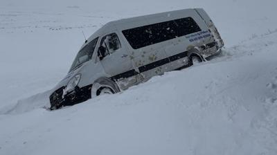 Ardahan'da kara saplanan minib�steki yolculara jandarma yeti�ti