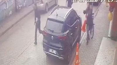 Okul �n�nde ��retmene yumruk! Ate� etme an� kamerada