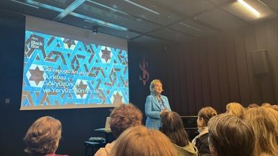 Prof. Dr. G�l �repo�lu'dan T�rk ta�� olarak adland�r�lan �Turkuaz' dersi