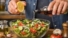 Ak�am yeme�inde limon ve sirke de�il: Me�er en sa�l�kl� salata �r�n� buymu�