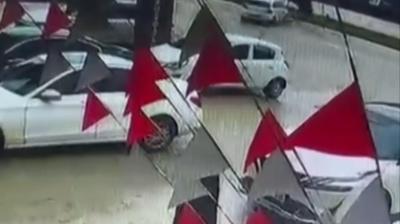 Arac�n kontrol�n� kaybetti, ayd�nlatma dire�ine b�yle �arpt�