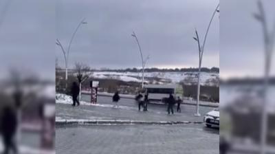 �ocuklardan tehlikeli oyun: Servis �of�r� sinirlenip kovalad�