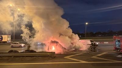 Esenyurt'ta korkutan yang�n... Seyir halindeki minib�s alev ald�