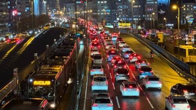 �stanbul'da al���ld�k g�r�nt�ler... Yo�unluk y�zde 85'e ula�t�