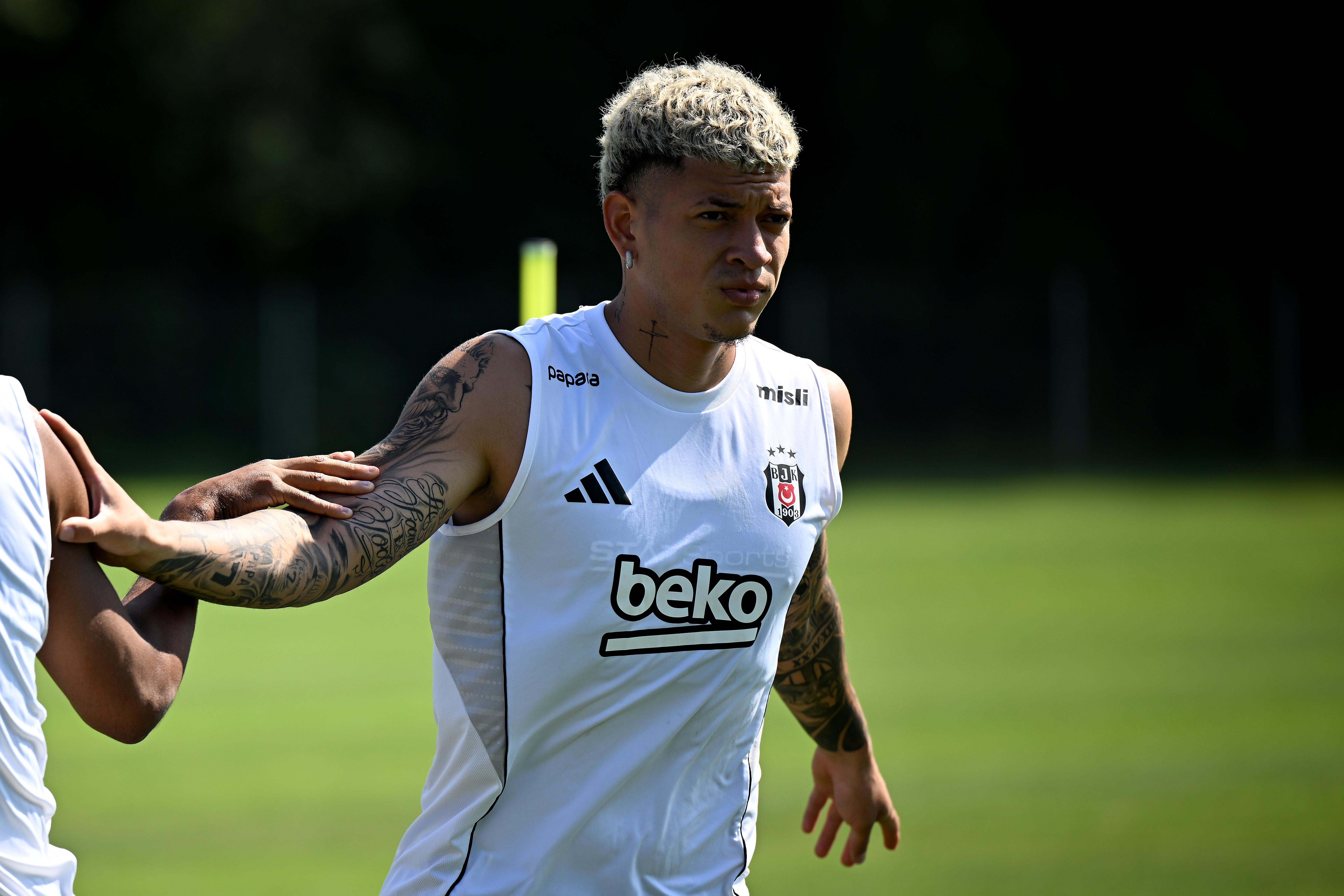 Be�ikta�'ta ayr�l�k gece yar�s� a��kland�: Elan Ricardo