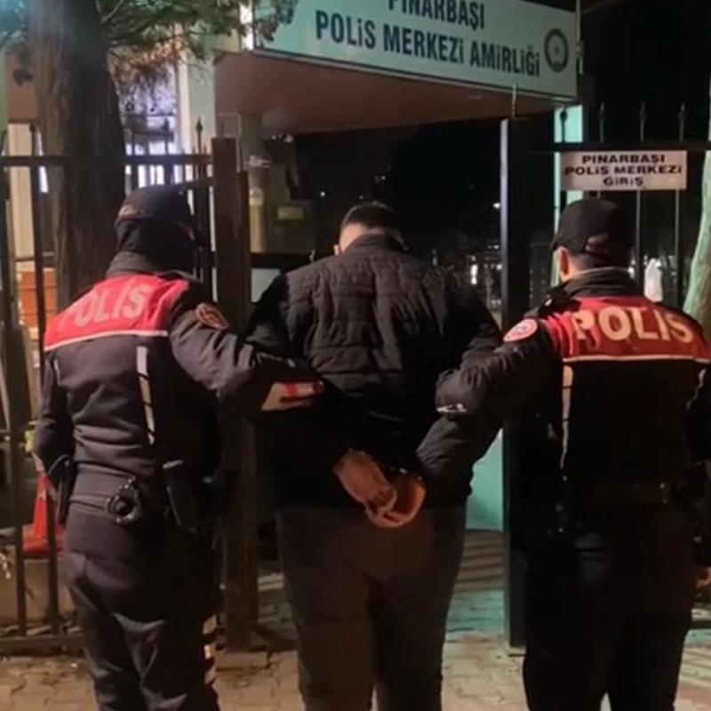 Polisin g�z�nden ka�mad�! Sahte kimlikli ��pheli su� makinesi ��kt�