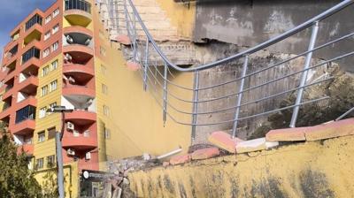 12 katl� binada merdiven yerinden koptu! Saniyelerle kurtuldular