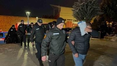 215 milyonluk tefecilik vurgunu! Kirli a� ��kt�: 34 ��pheli adliyede