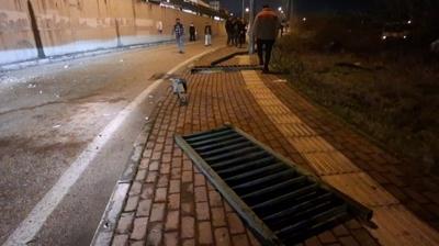 Bursa'da korkun� kaza! Demir bariyerler otomobillerin �zerine d��t�