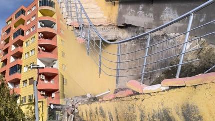 12 katl� binada merdiven yerinden koptu! Saniyelerle kurtuldular