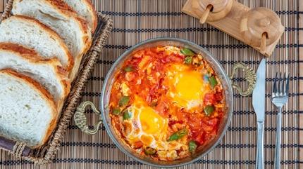 Ekmek bana bana yiyeceksiniz: Sulu menemen tarifi, tek ba��na doyuruyor