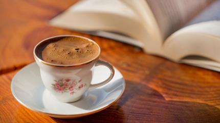 K�p�kl� T�rk kahvesinin alt�n kurallar�: Fincan�n yar�s� k�p�k oluyor