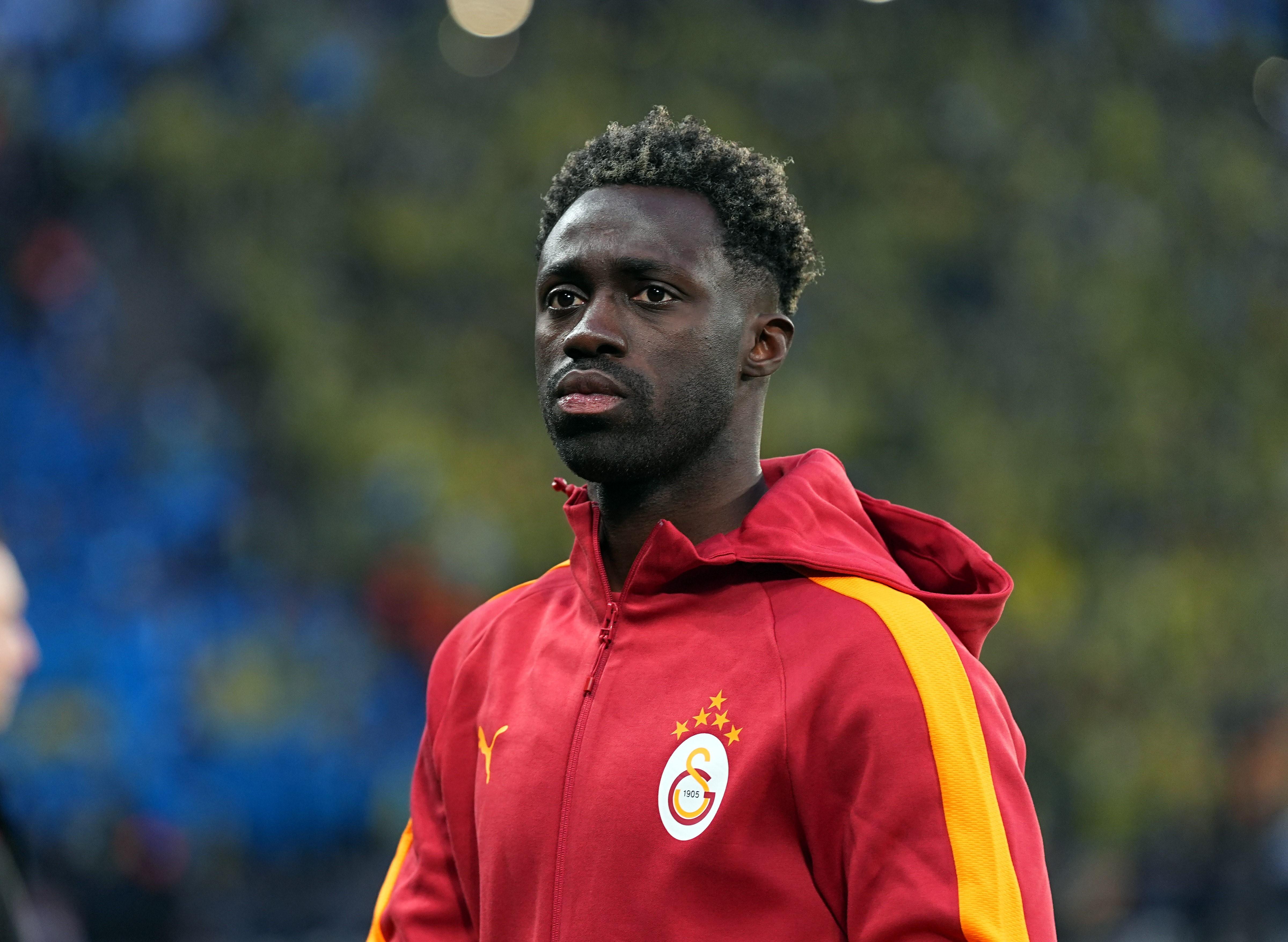 Galatasaray'dan Davinson Sanchez'e 100. ma� plaketi