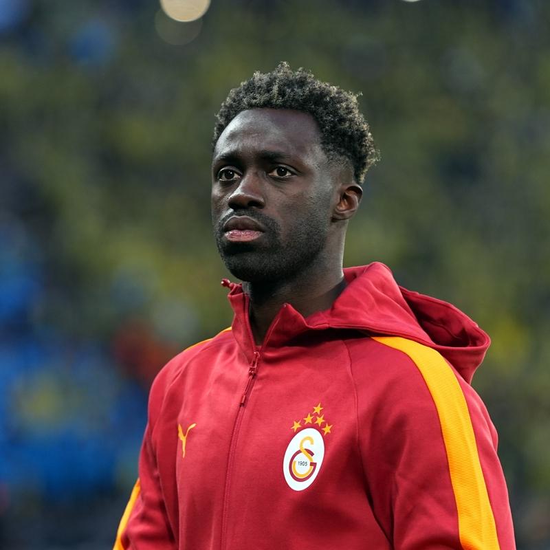 Galatasaray'dan Davinson Sanchez'e 100. ma� plaketi
