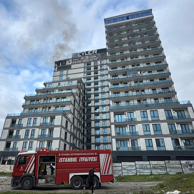 Rezidans teras�nda yang�n pani�i! Bir ki�i hastaneye kald�r�ld�