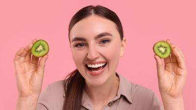 Kivi deyip ge�meyin: Lekeleri siliyor, h�creleri onar�yor