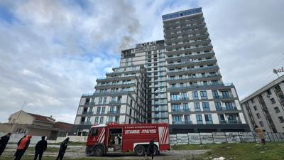 Rezidans teras�nda yang�n pani�i! Bir ki�i hastaneye kald�r�ld�