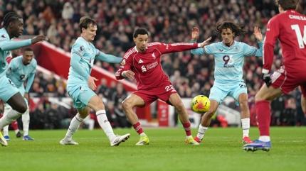 Liverpool, ligde bir yara daha ald�
