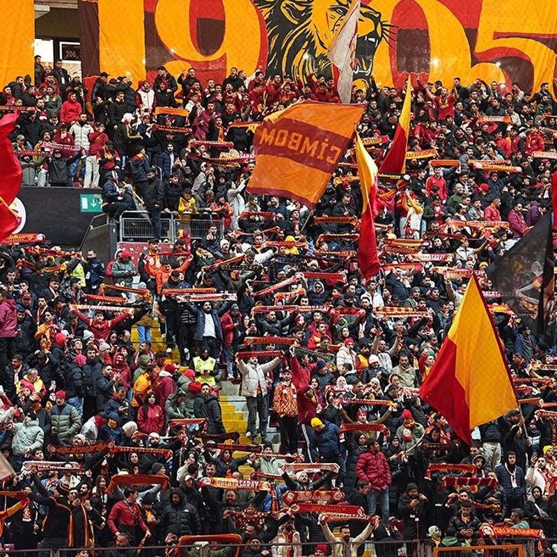 Trib�nlerden tepki! Galatasaray'da 'Y�netim istifa' sesleri