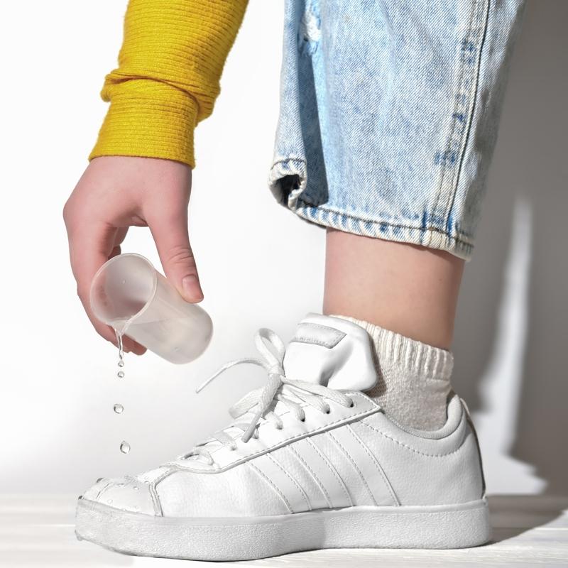 Beyaz spor ayakkab�lar� resmen yeniliyor: Bu hileyi deneyenler g�zlerine inanam�yor