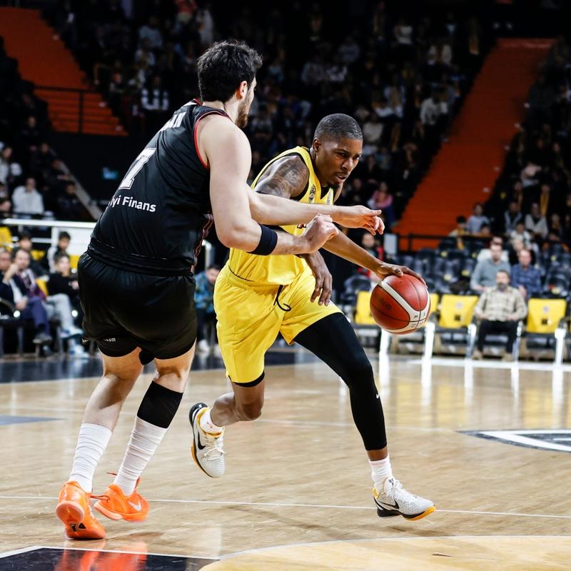 Mersin Spor, evinde Manisa Basket'i yendi