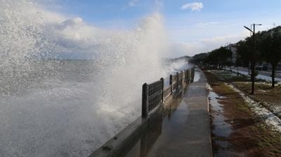 Dev dalgalar evleri tehdit ediyor: Y�k�lacak gibi oluyor hayati tehlikemiz var