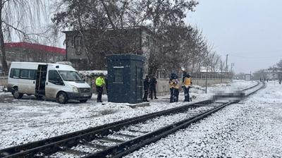 Elaz��'da feci kaza: Y�k treninin �arpt��� ki�i �ld�