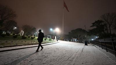 �stanbul'da kar ya���� etkili oldu: Megakent beyaza b�r�nd�